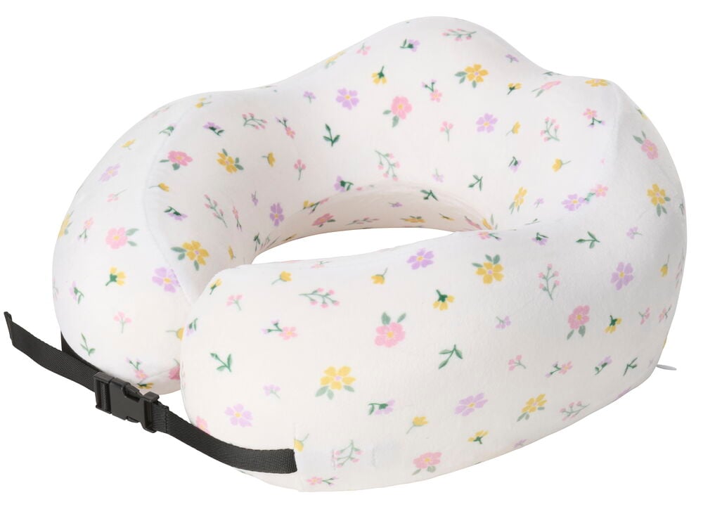 Nakkepute Blomster, hvit med lite blomstermønster og svart spennestropp, sett skrått forfra.