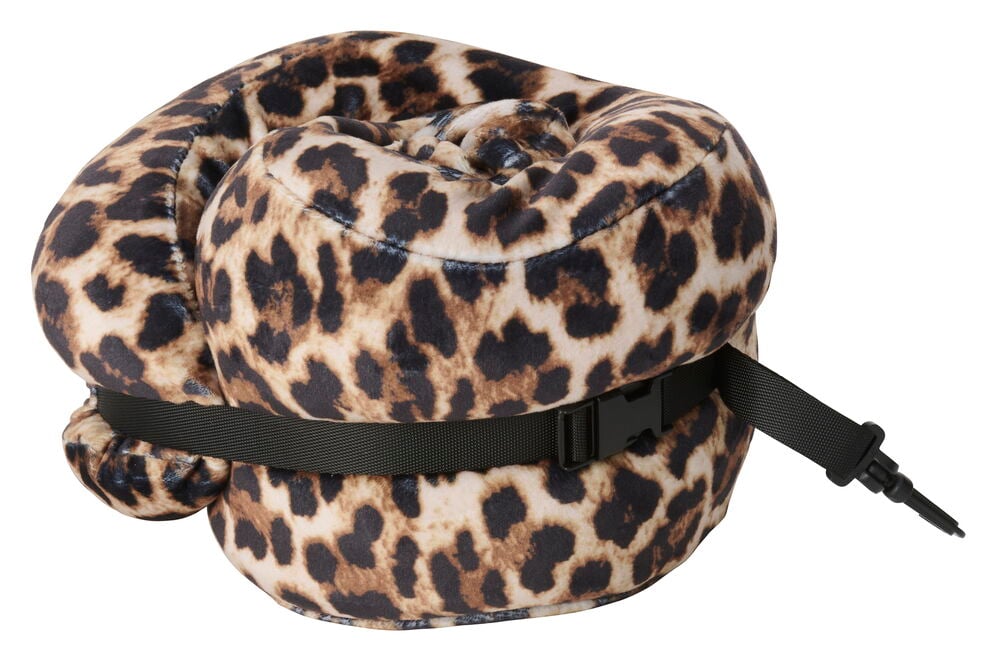 Nakkepute Leo med leopardmønster, rullet og festet med svart reim og spenne.
