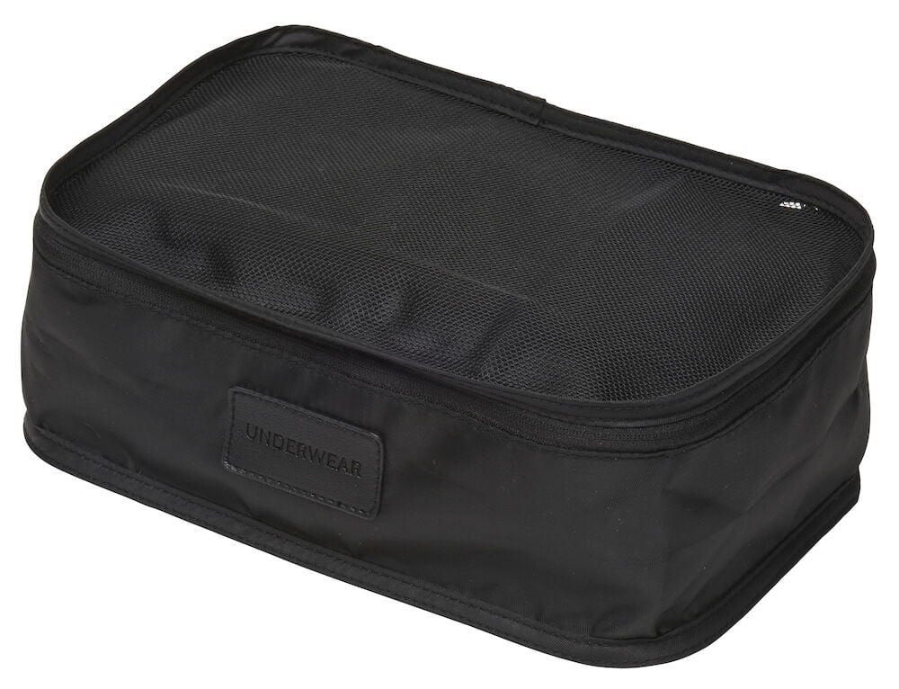 Svart packkub med nätfönster och etikett.