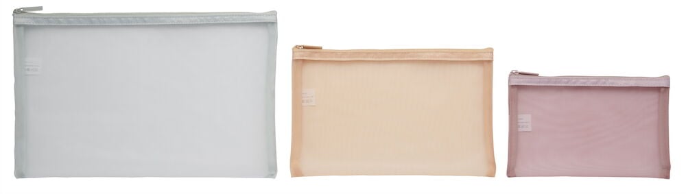 Tre packpåsar i mesh, olika storlekar och färger.