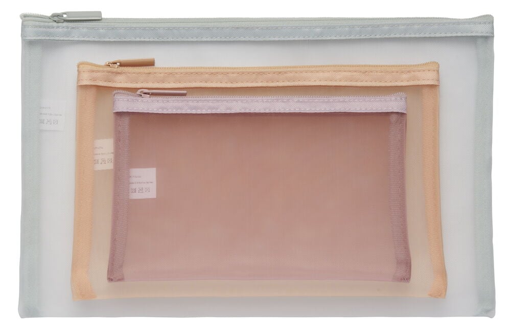 Tre meshpackpåsar i olika färger och storlekar.