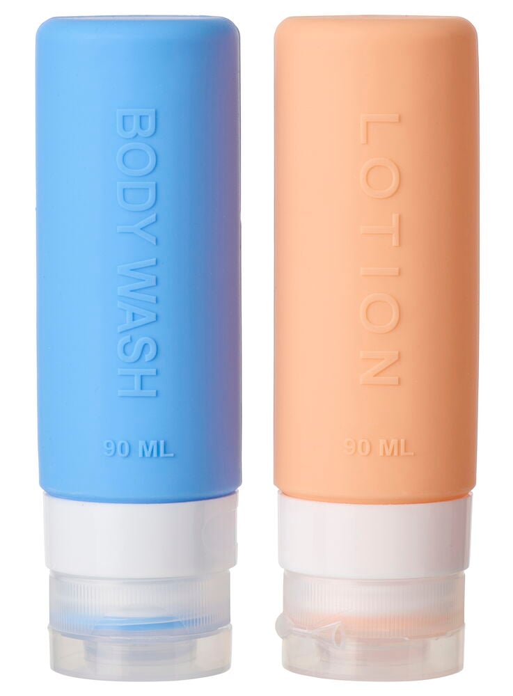 Två reseflaskor: en ljusblå 'BODY WASH' och en ljusorange 'LOTION', 90 ml, med vita korkar.