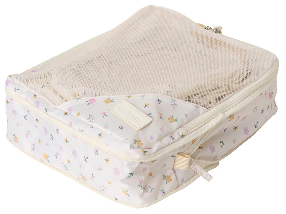 En vit blommig packkub med kompression, nättopp och 'CLOTHES'-etikett, del av 3-pack.