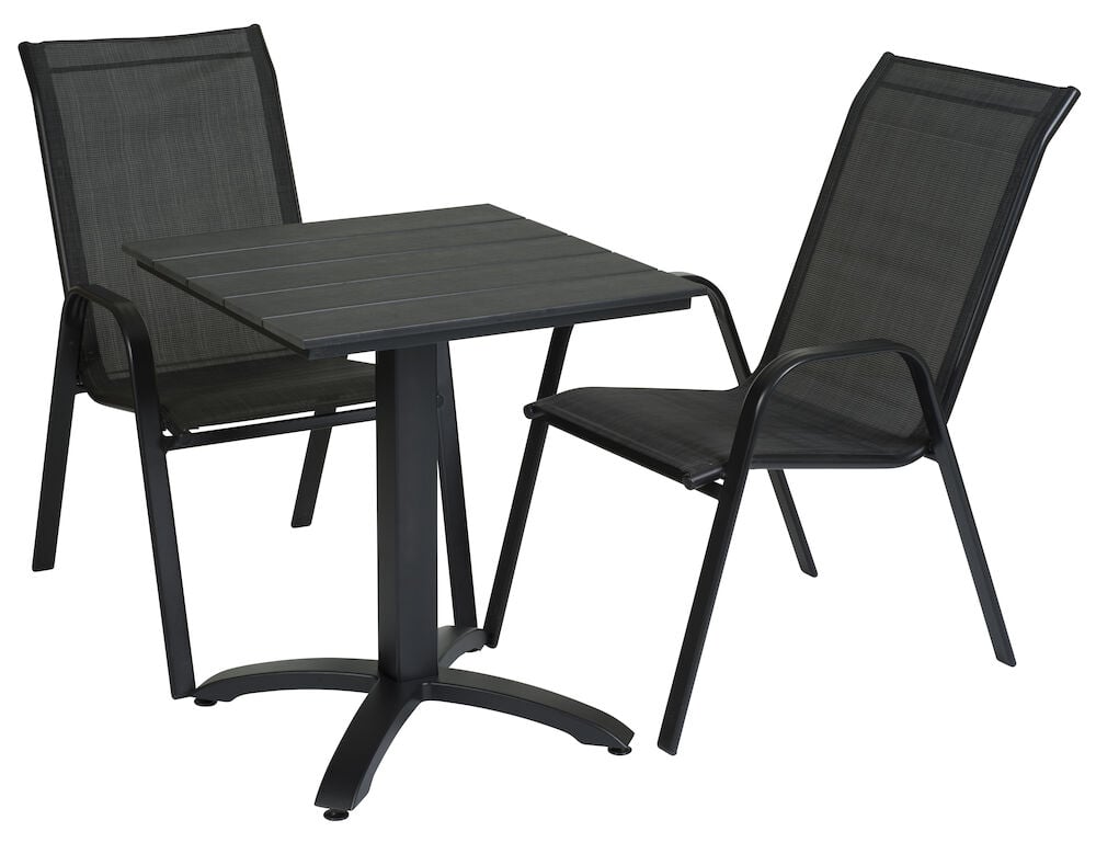 Två svarta stapelbara stolar och ett bord.