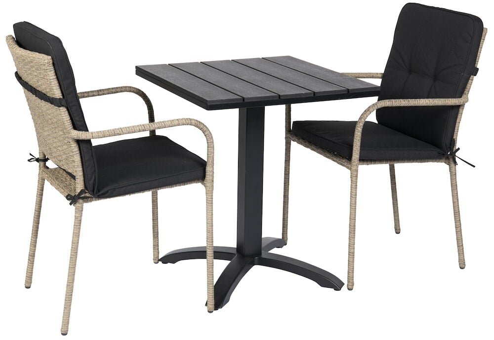 Två svarta dynor på stolar vid bord.