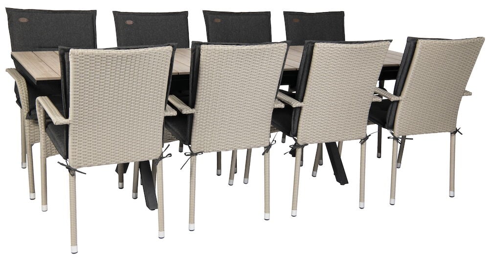 Stort utdragbart trädgårdsbord med åtta stolar.