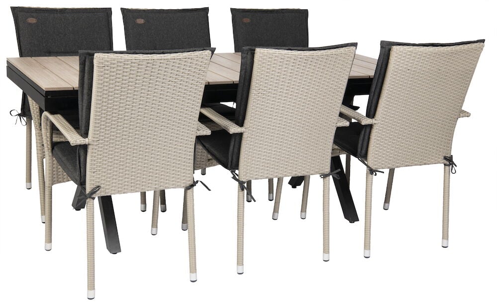 Sex beige stolar med dynor runt ett rektangulärt bord.