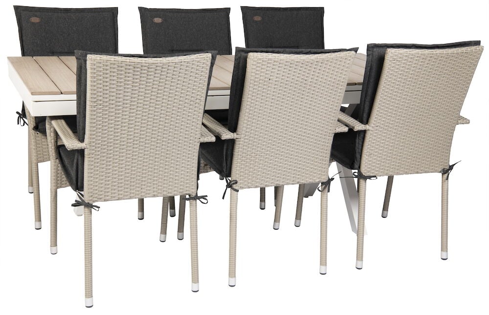 Utdragbart vitt matbord med sex flätade stolar.