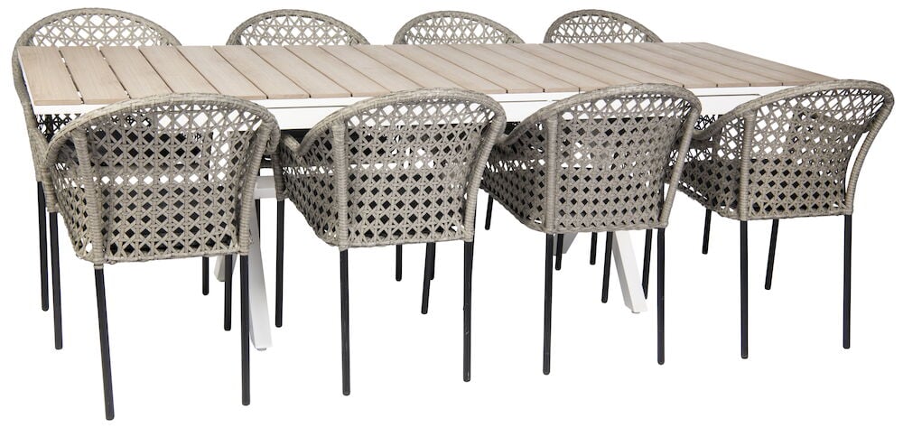 Laajennettava valkoinen pöytä, jossa on kahdeksan rottinkituolia.