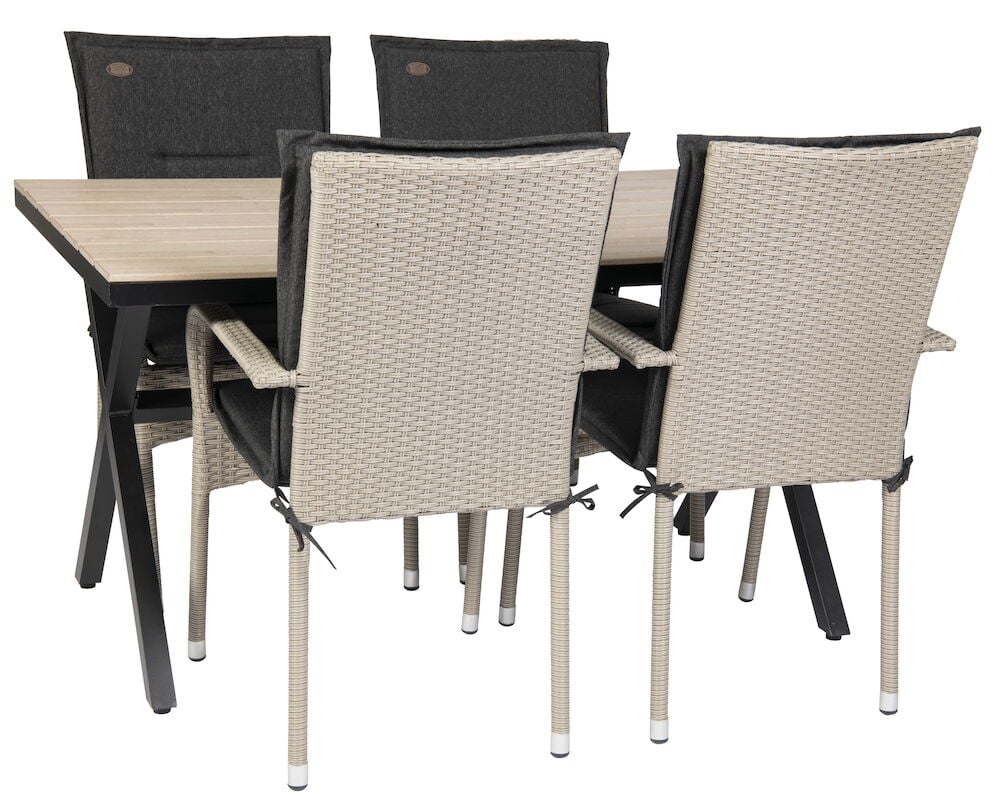 Rektangulärt bord med fyra beige stolar och dynor.
