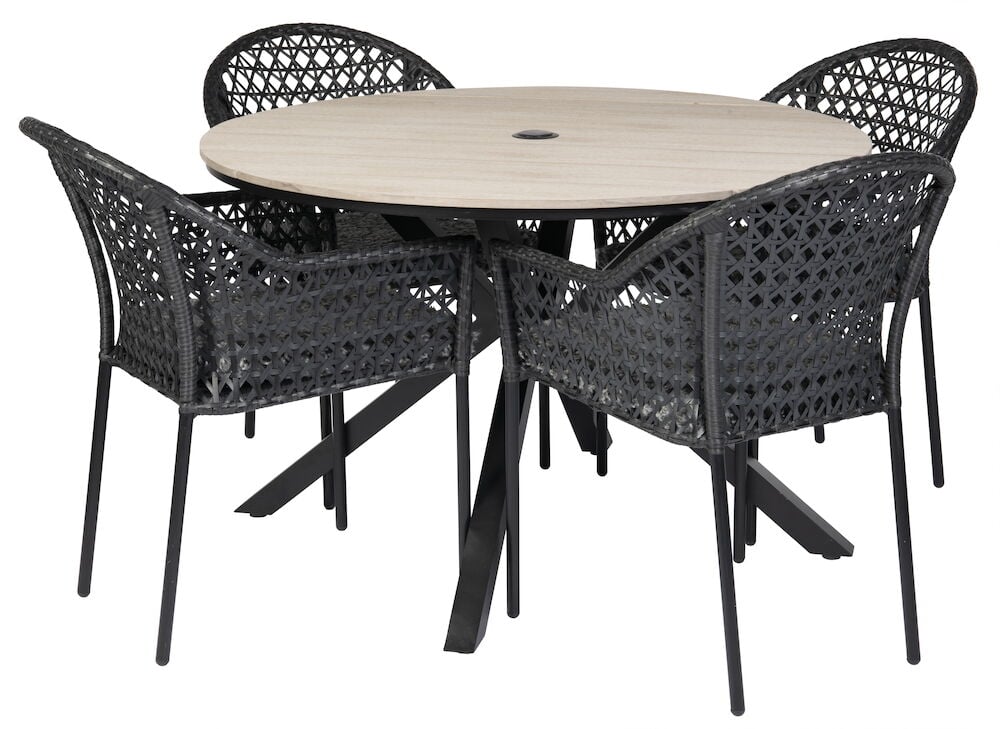 Pyöreä musta puutarhapöytä neljällä punotulla tuolilla.