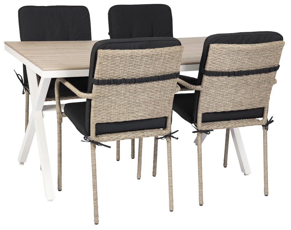 Svart dyna med låg rygg på trädgårdsstol.