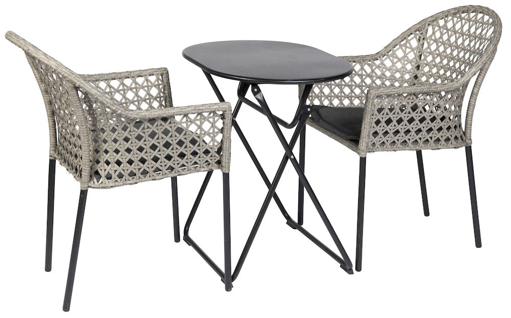 Musta teräskahvipöytä, jossa kaksi punottua tuolia.