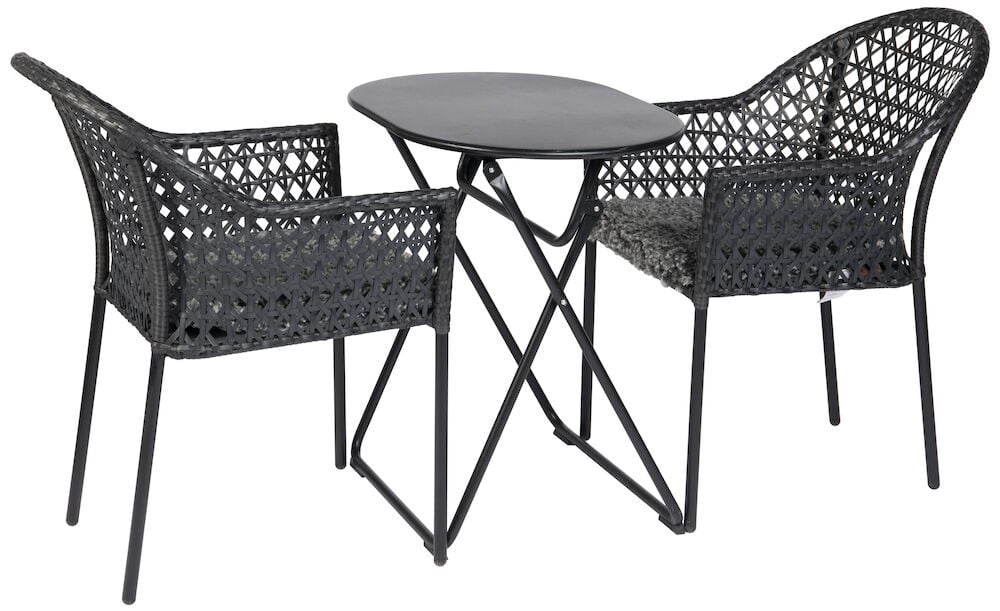 Kaksi mustaa tuolia ja pyöreä pöytä punotussa designissa.