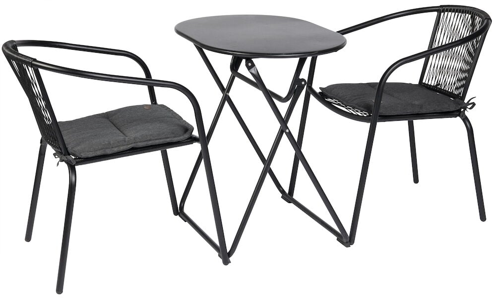 Kaksi mustaa istuintyynyä ulkotuoleissa pöydällä.