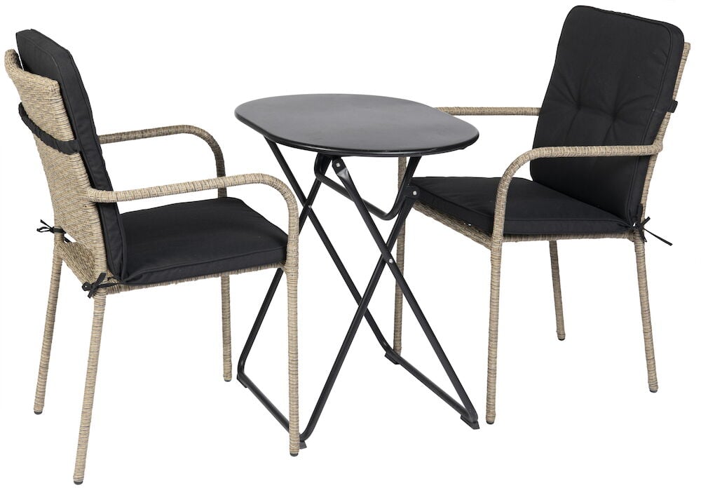 Två stolar med svarta dynor och runt bord.