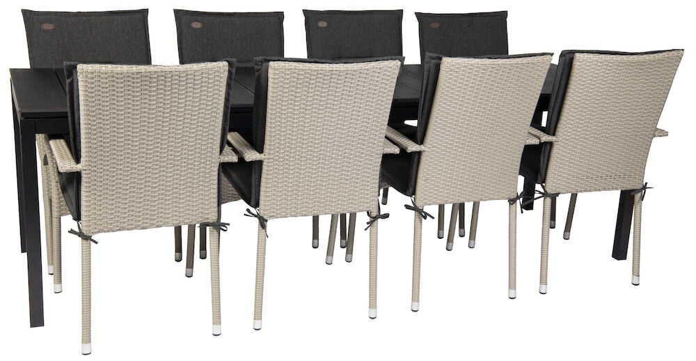 Svarta trädgårdsdynor på stolar runt matbord.