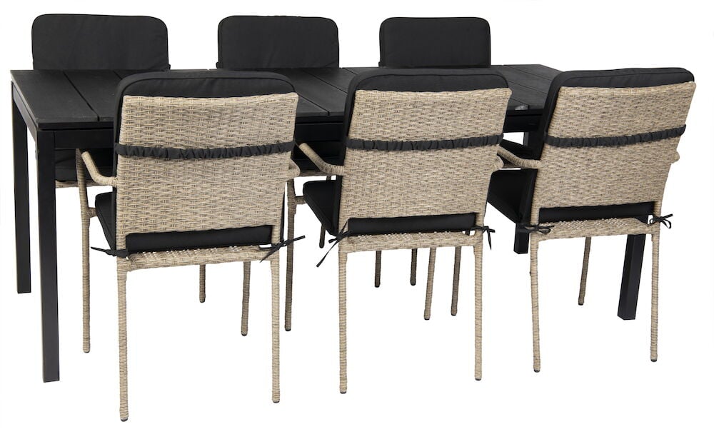 Sex stolar med svarta dynor runt svart bord.