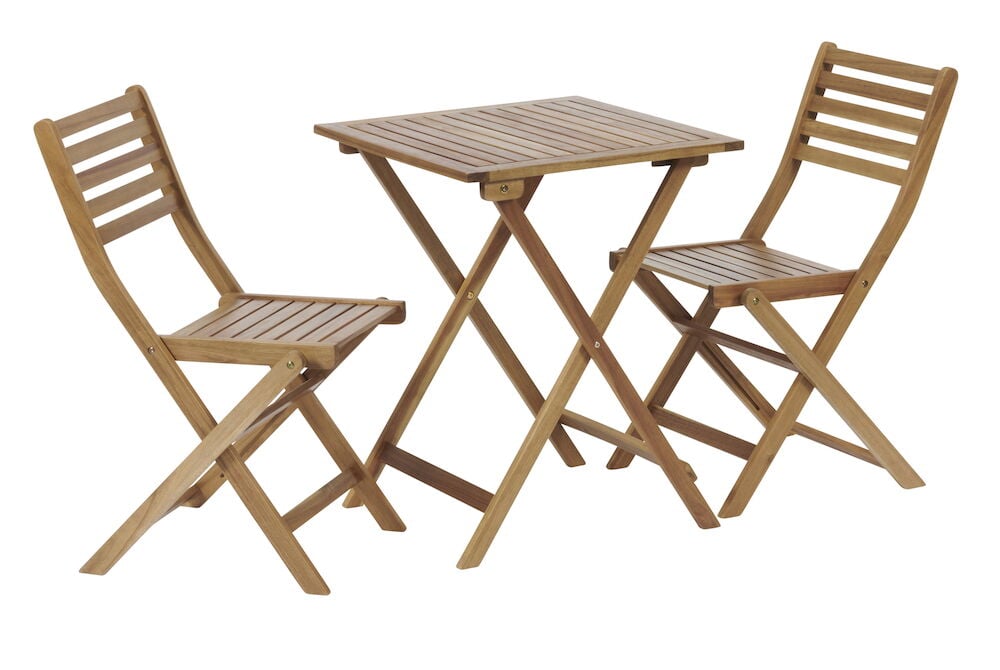Kaksi taitettavaa puutuolia ja yksi taitettava puutarhapöytä.