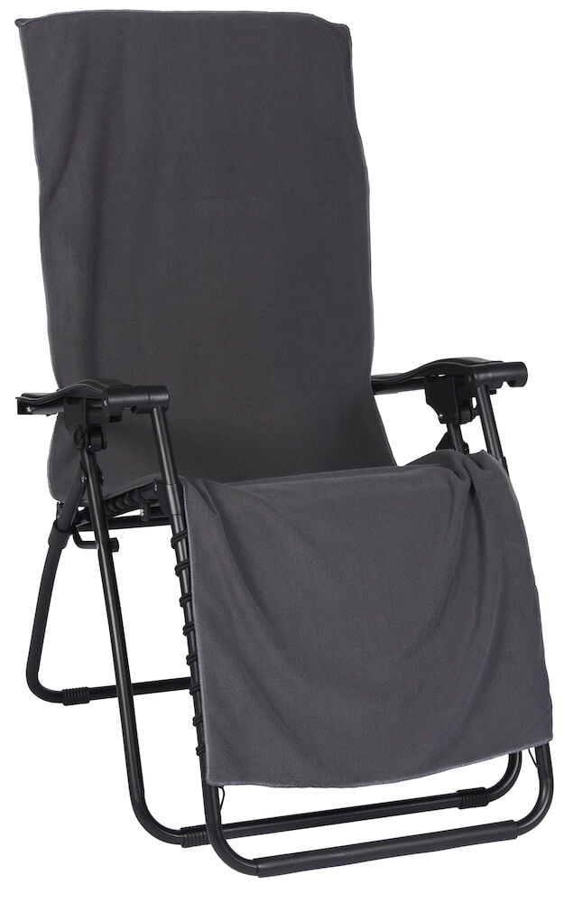 Grått håndkle på svart solseng.