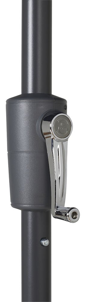 Svart parasollstang med sølvfarget sveivhåndtak.