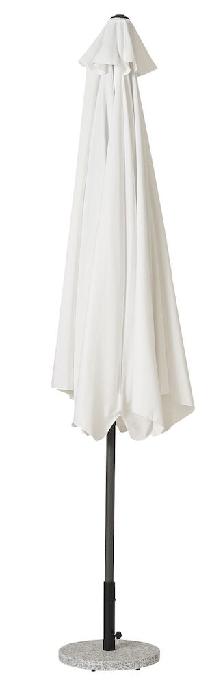 Sammenleggbart offwhite parasoll med svart stang og rund fot.