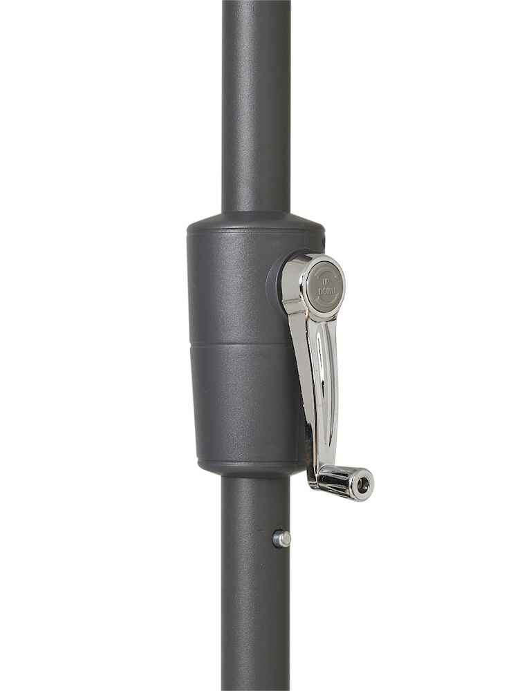 Grå parasollstang med sveivehåndtak i metall.