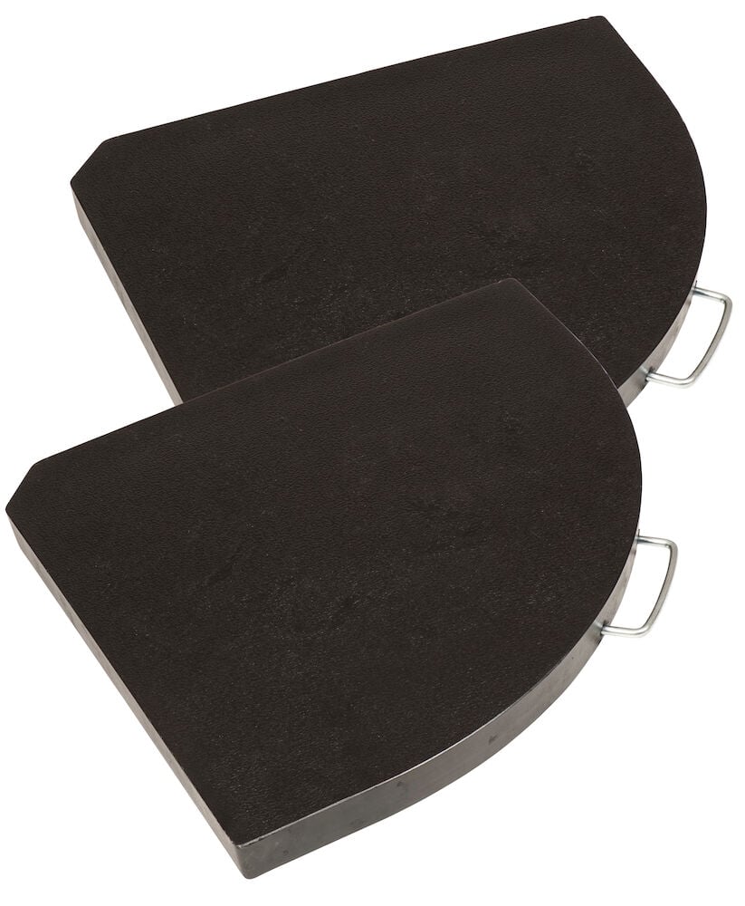 Kaksi mustaa puolipyöreää varjonjalustalevyä kahvoilla.