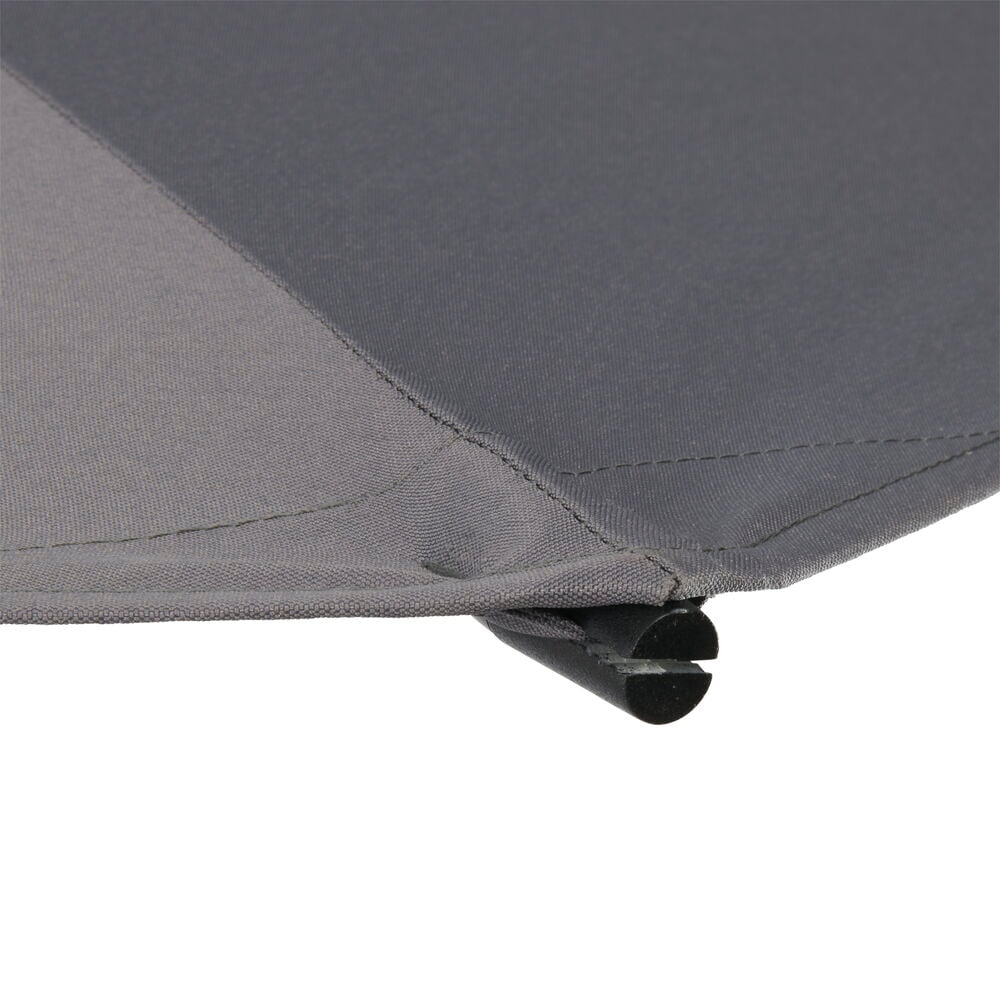 Grått polyestertyg på ett parasollhörn med stålpinne.