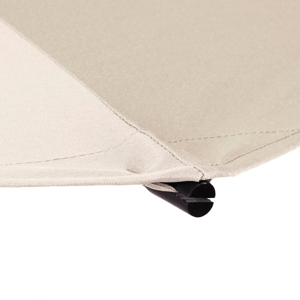 Lähikuva hiekanvärisestä polyesterikankaasta aurinkovarjosta.