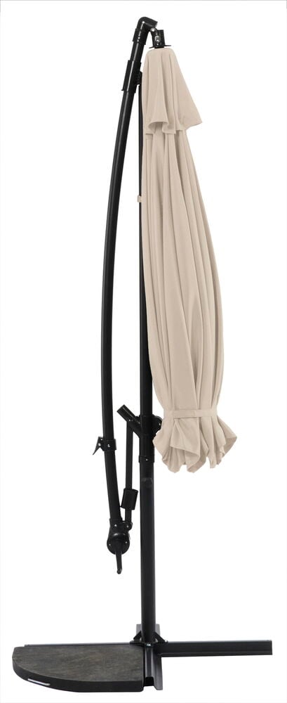 Hopfällinen hiekanvärinen sivulla riippuva varjo mustalla jalustalla.