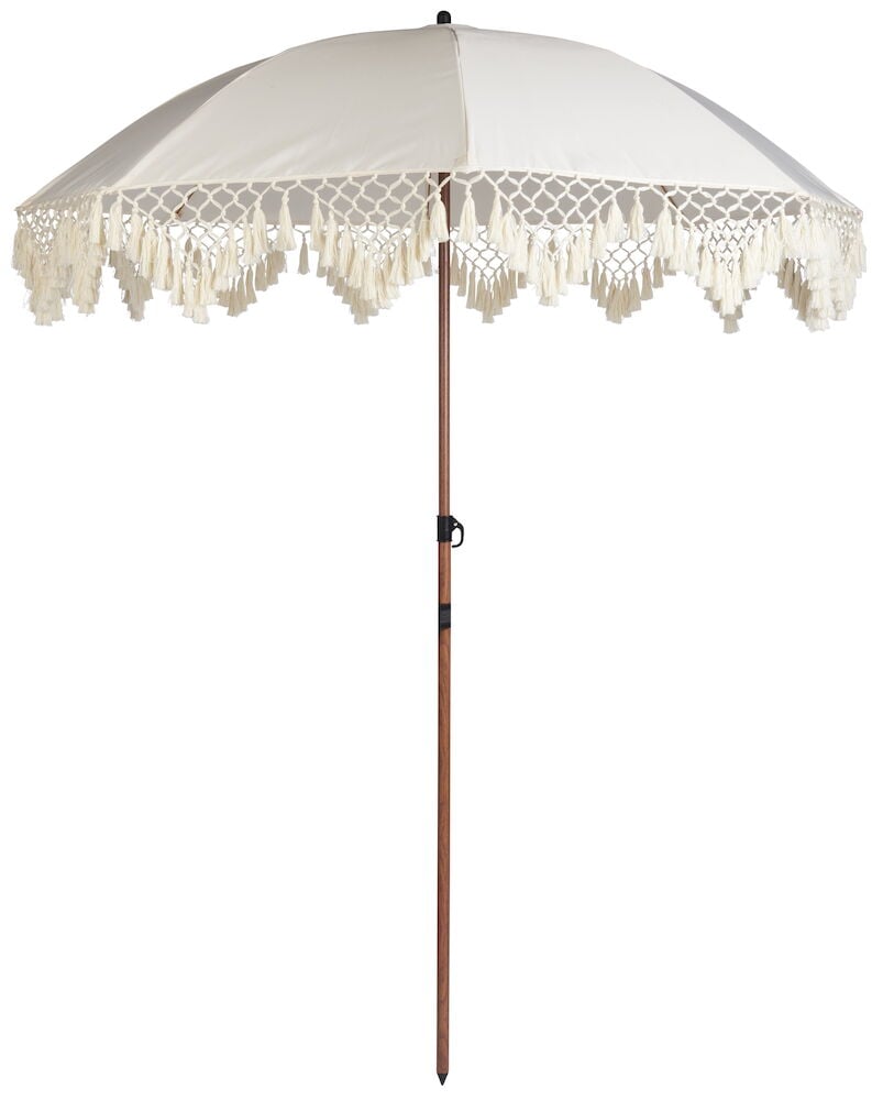 Valkoinen aurinkovarjo koristeellisilla hapsuilla ja puisella varrella.