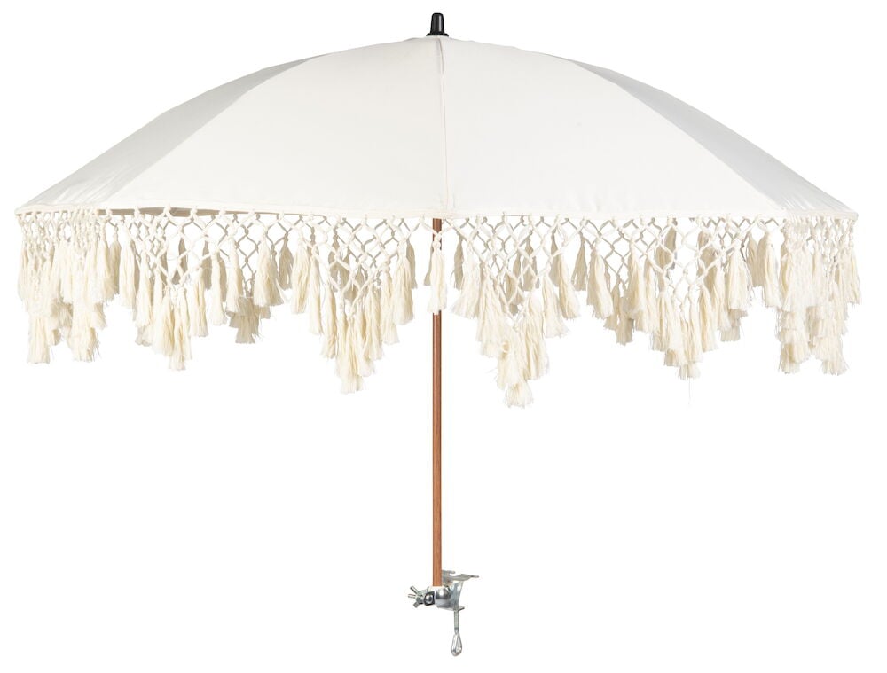 Valkoinen aurinkovarjo, jossa koristeelliset tupsut parvekkeelle.