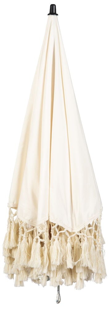 Hopfällt vitt parasoll med dekorativa fransar.