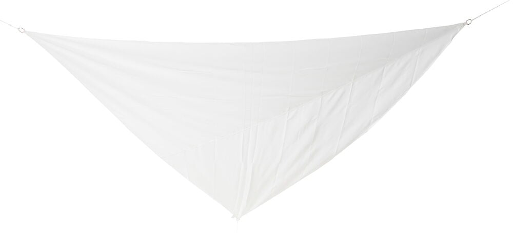 Valkoinen kolmionmuotoinen polyesteri aurinkopurje, joka on ripustettu silmukoilla.