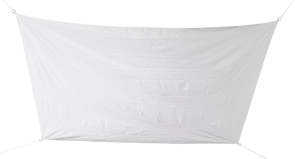 Valkoinen suorakulmainen aurinkopurje polyesteristä ripustusnaruilla.