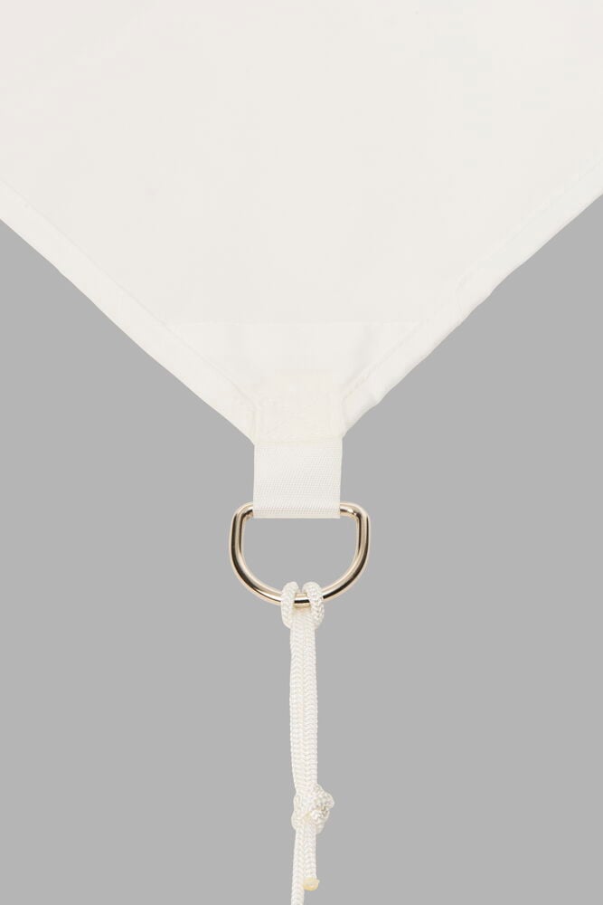 Valkoinen suorakaiteen muotoinen aurinkopurjeen kulma metallirenkaalla ja köydellä.