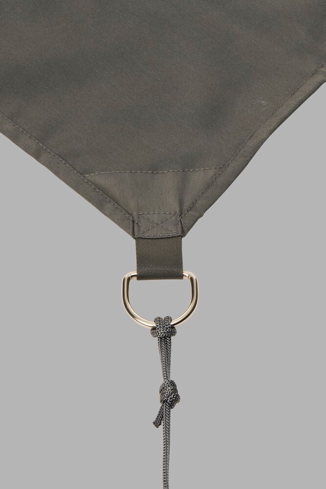 Harmaa aurinkopurjeen kulma metalli renkalla ja solmulla.