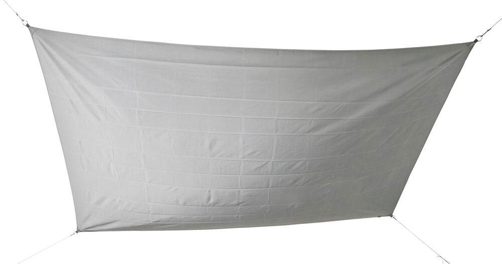 Suorakulmainen harmaa aurinkopurje, joka on ripustettu neljästä kulmasta.