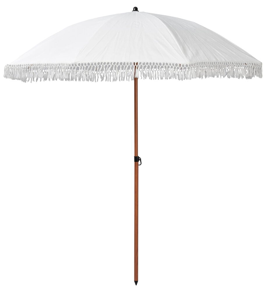 Vitt parasoll med trästång och dekorativa fransar.