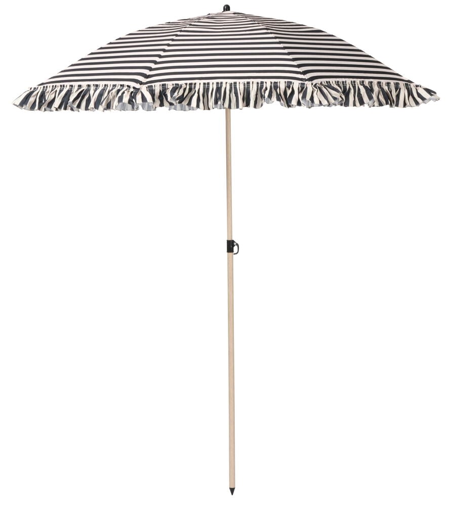 Raidallinen varjo, jossa on röyhelöreunus ja puunvärinen varsi.