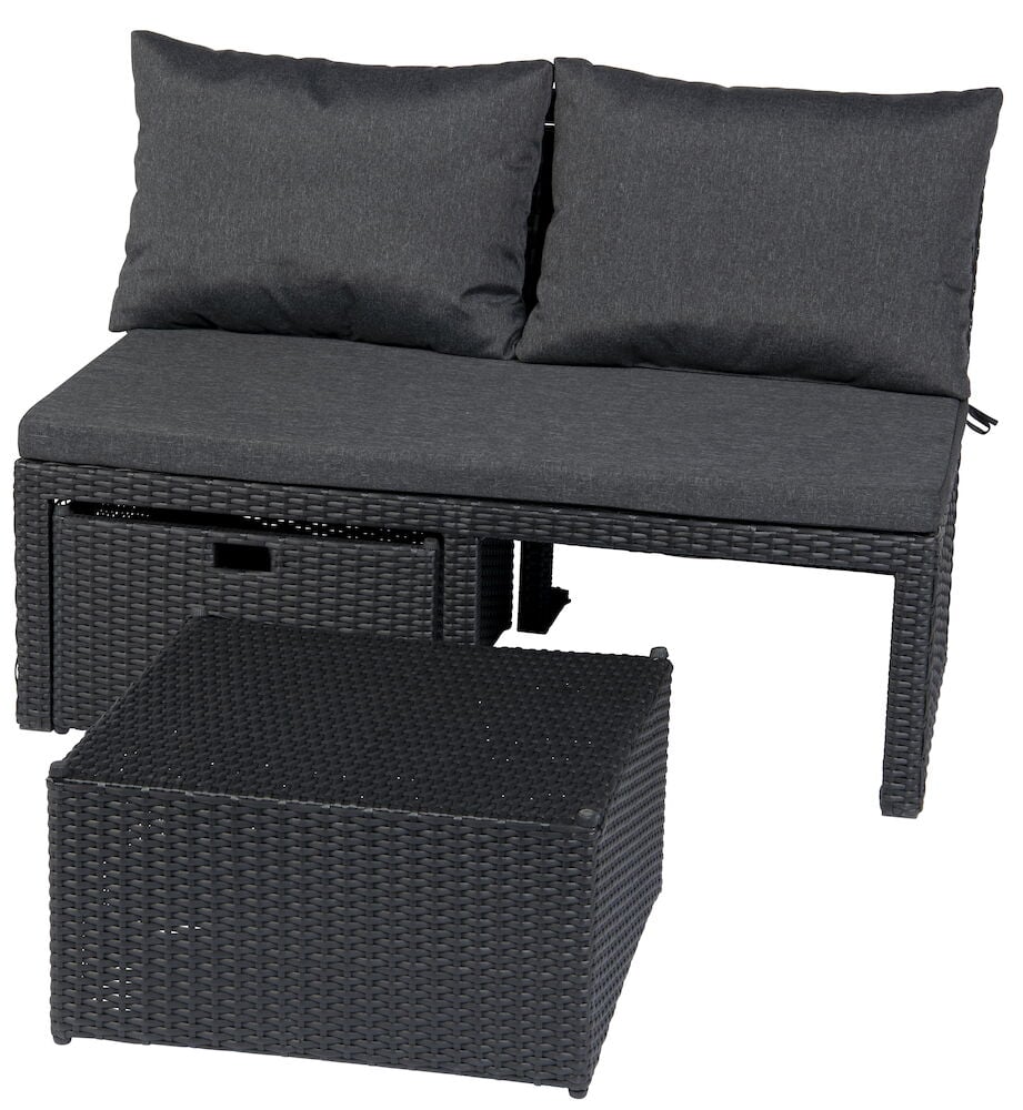 Svart loungesofa med puter og matchende lavt bord.