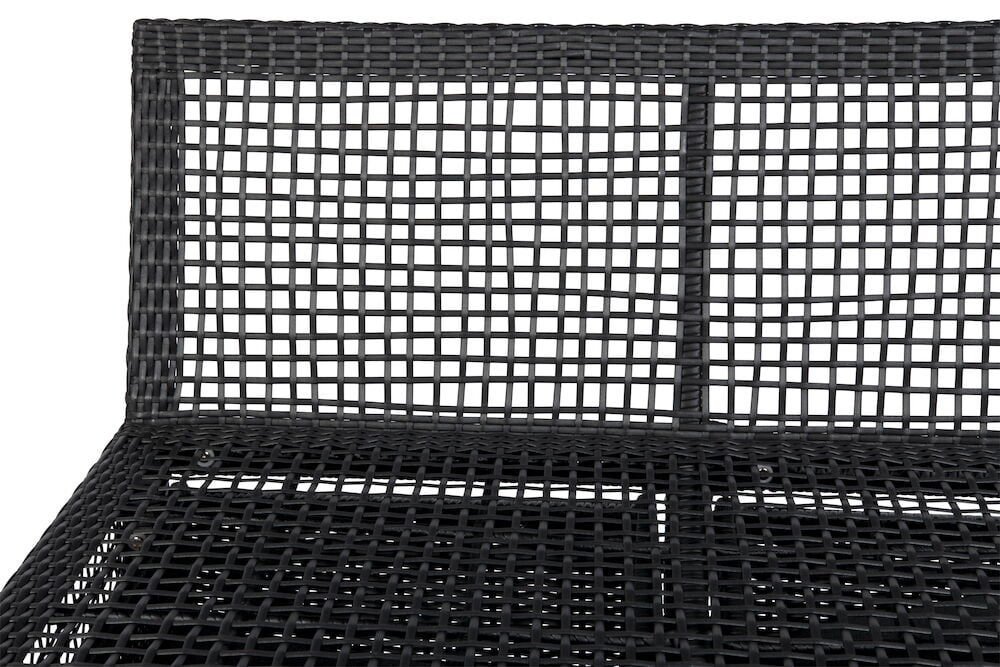 Svart loungesofa i kunstrotting med rutete ryggstøtte.