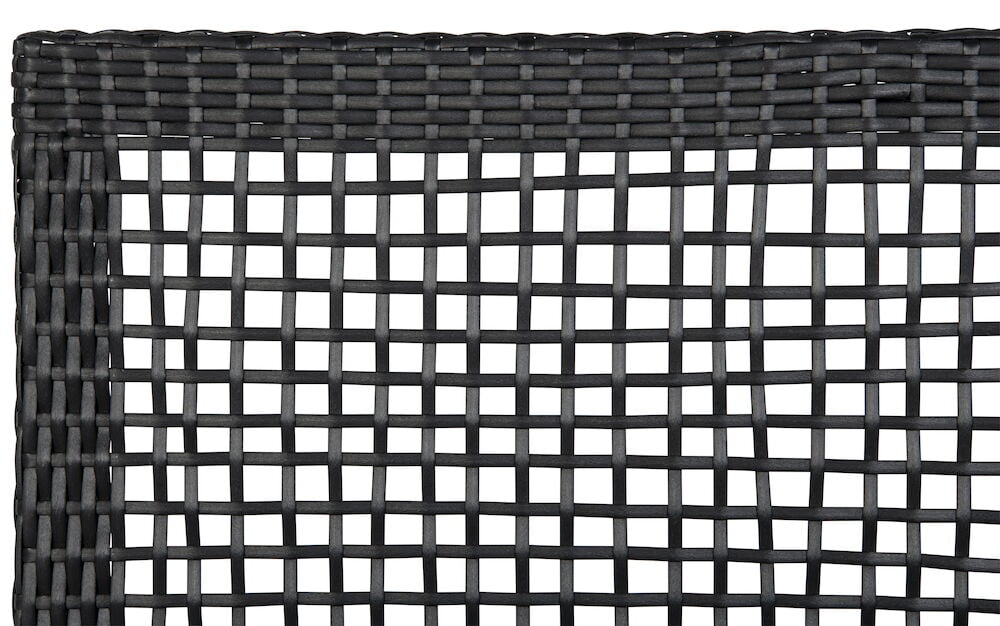 Nærbilde av svart flettet kunstrotting loungesofa ryggstøtte.