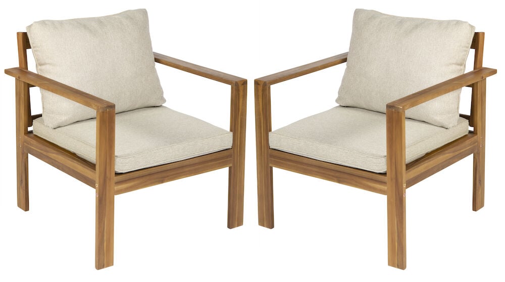 Kaksi ulkotuolia akaasiasta, joissa vaaleat pehmusteet.