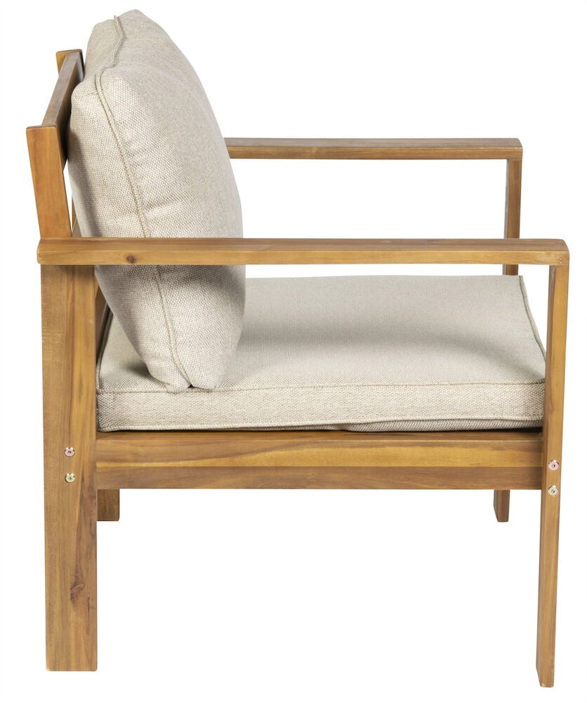 Puinen tuoli beigeillä tyynyillä, nähtynä sivulta.