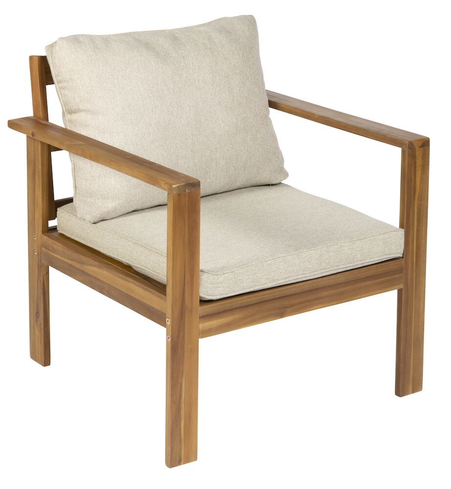 Puiset tuolit, joissa on vaaleat tyynyt ulkokäyttöön.