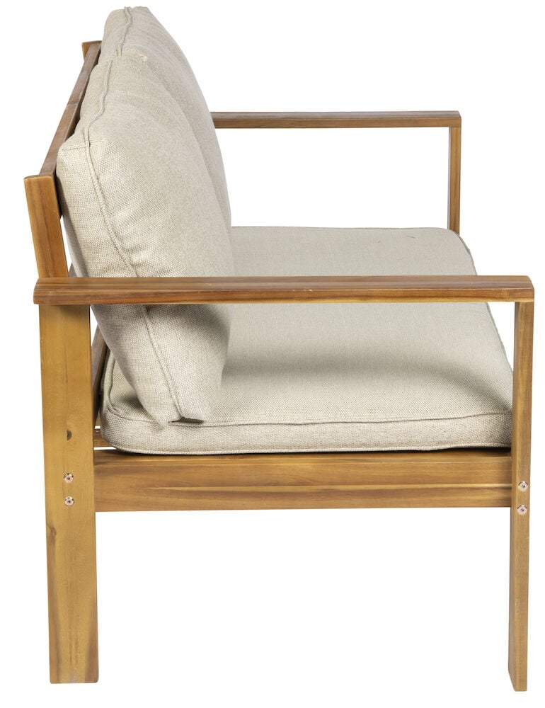 Puisohva beigeillä tyynyillä katsottuna sivulta.