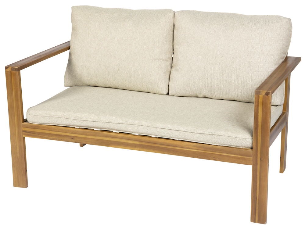 Kaksipaikkainen sohva akaasiapuusta, jossa vaaleat tyynyt.