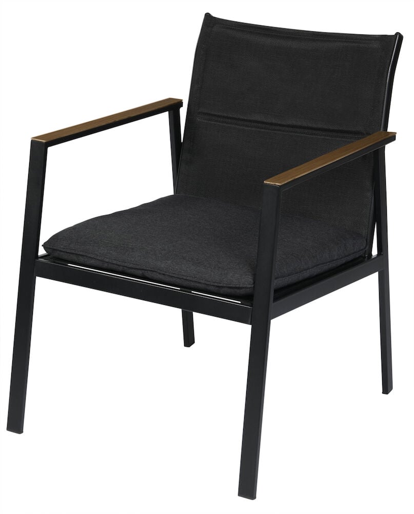 Svart loungestol med treramme og sittepute.